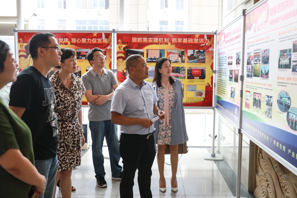 1.集团公司党委副书记、工会主席黄国全携带党员代阐发场参观进建。.jpg