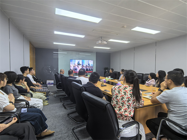 中蓉圣泰公司大会议室旁观9.3阅兵（1）.jpg